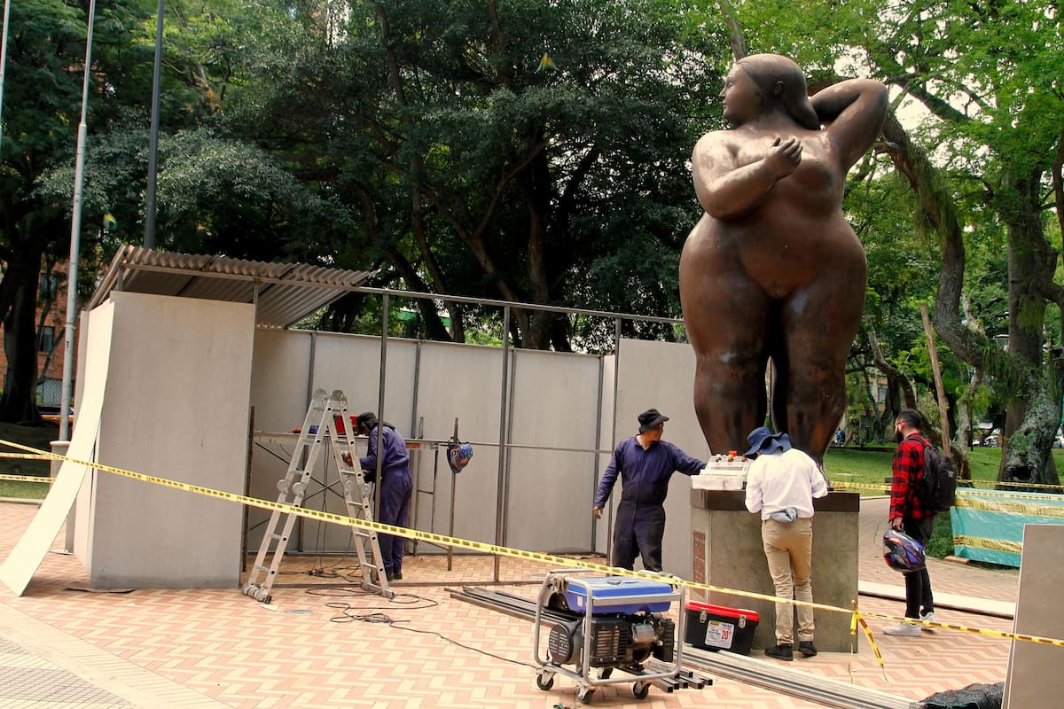 Comenzó el proceso de restauración de la ‘Gorda’ de Botero, situada en el parque San Pío de Bucaramanga. (Foto: Marco Valencia / VANGUARDIA)