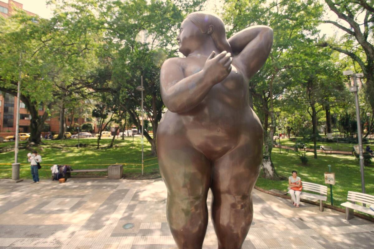 La escultura ‘Mujer de Pie Desnuda’, del maestro Botero, requiere de una pronta campaña de restauración. (Foto: Jaime Del Río / VANGUARDIA)