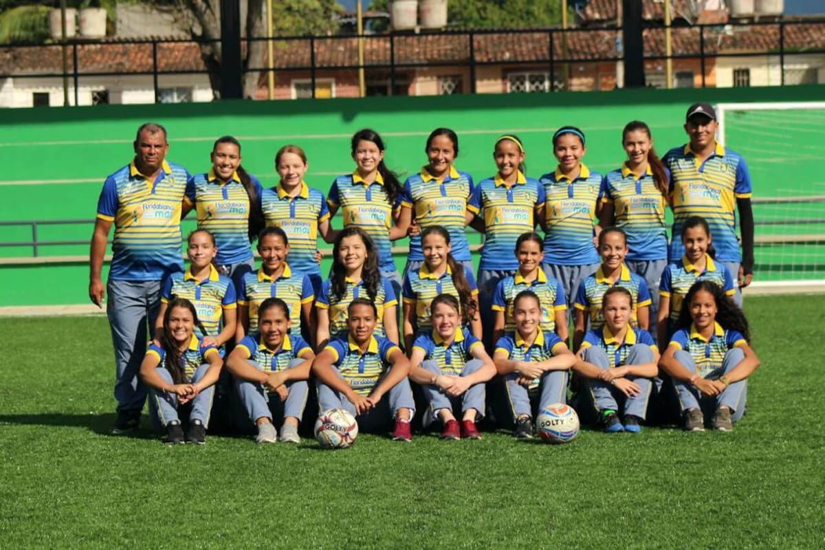 Este es el equipo de Botín de Oro-Ideflorida que consiguió el tercer lugar del Pony Fútbol Femenino. El elenco santandereano finalizó invicto en la competencia, luego de conseguir cuatro victorias y un empate. En la semifinales fue superado desde el punto penalti. (Foto: Suministrada / VANGUARDIA LIBERAL)