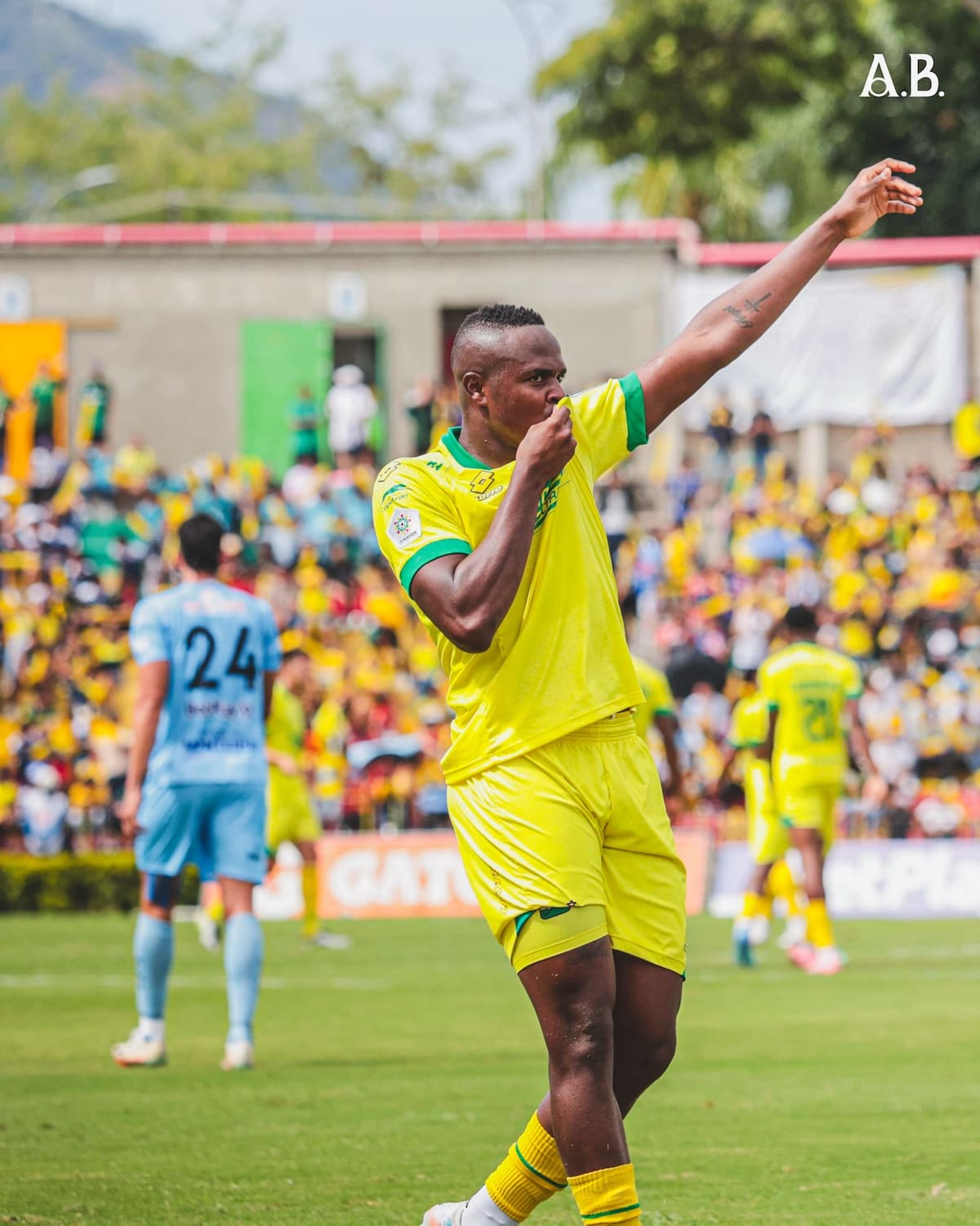Brandon Caicedo celebra el gol del empate de Bucaramanga ante Jaguares en el Américo Montanini por la Liga BetPlay I 2026. Foto: Atlético Bucaramanga