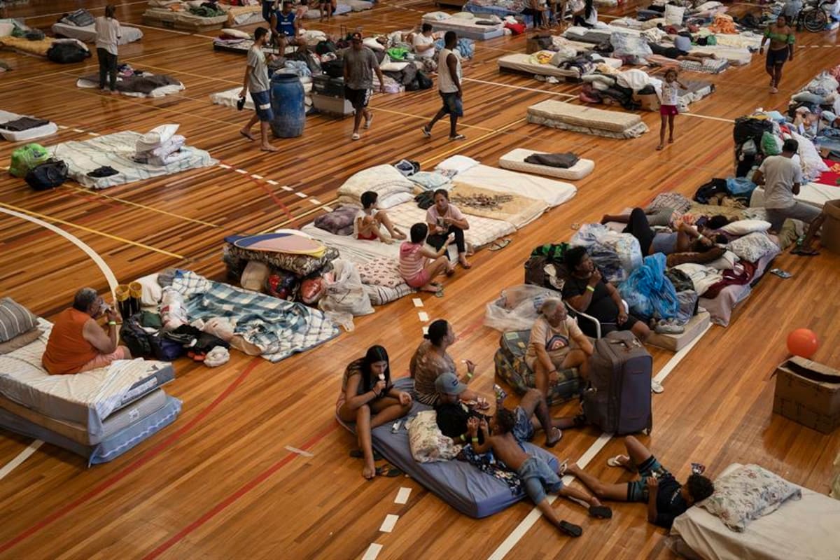 Las personas afectadas por las inundaciones se resguardan en un albergue este martes, en el campo deportivo CETE, en el barrio de Menino Deus en Porto Alegre (Brasil). EFE / VANGUARDIA