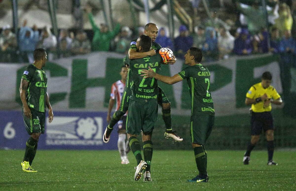 CH01 CHAPECÓ (BRAZIL) 29/11/2016.- Fotografía de archivo tomada el 26 de octubre de 2016 que muestra a jugadores del Chapedoense durante la celebración de un gol en el partido de cuartos de final de la Copa Sudamericana contra el Junior CF en el Arena Conda en Chapeco (Brasil). Un avión con 81 personas a bordo, entre ellas el equipo de fútbol Chapecoense de Brasil, se estrelló anoche cuando se aproximaba al aeropuerto José María Córdoba de la ciudad colombiana de Medellín, informó esa terminal aérea. El futbolista brasileño Alan Ruschel es el primer superviviente del accidente del avión que transportaba al equipo de fútbol Chapecoense, que se accidentó anoche en cercanías de Medellín, constató Efe en el hospital de la localidad de La Ceja, a donde empezaron a llegar los heridos. EFE/Marcio Cunha