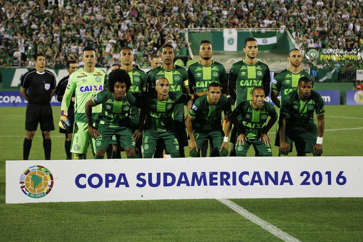 BRA12. CHAPECÓ (BRASIL), 29/11/2016.- Fotografía del 23 de noviembre de 2016, de los jugadores del Chapecoense de izquierda a derecha (de pié), el portero Danilo, Mateus Caramelo, Cleber Santana, Willian Thiego, Neto, y Josimar y (abajo), Kemps, Gil, Tiaguinho, Ananias y Dener, quienes posan al inicio del partido de vuelta por las semifinales de la Copa Sudamericana ante el equipo argentino San Lorenzo, en la Arena Condá de Chapecó (Brasil). Un avión con 81 personas a bordo, entre ellas el equipo de fútbol Chapecoense de Brasil, se estrelló este 28 de noviembre de 2016, cuando se aproximaba al aeropuerto José María Córdoba de la ciudad colombiana de Medellín, informó esa terminal aérea. EFE/Marcio Cunha