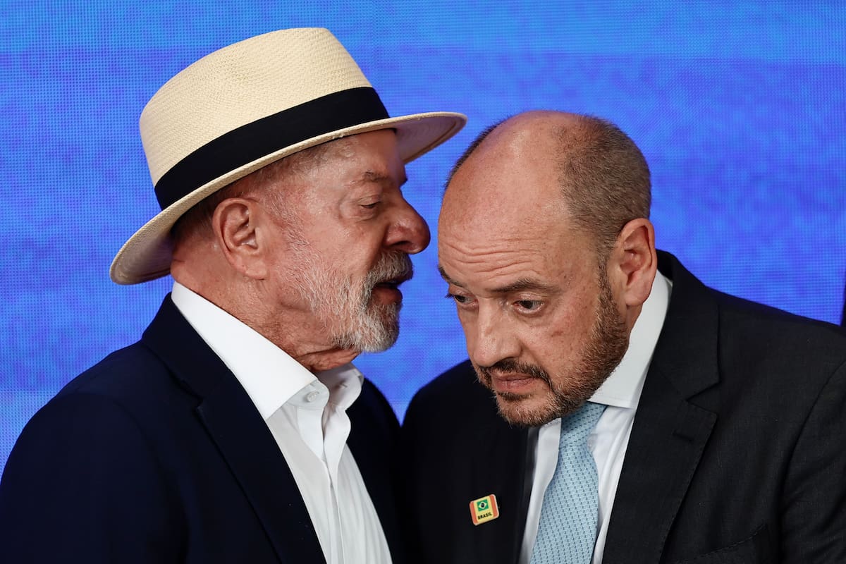 AME8689. RÍO DE JANEIRO (BRASIL), 18/09/2026.- El presidente de Brasil, Luiz Inácio Lula da Silva (i), habla con el gobernador en ejercicio de Río de Janeiro, el juez Ricardo Couto, durante el evento de presentación de acciones integradas de las fuerzas de seguridad para combatir el crimen organizado, este viernes en el Complejo de la Policía Federal de Carreteras, en Río de Janeiro. (Brasil). EFE/ Andre Coelho