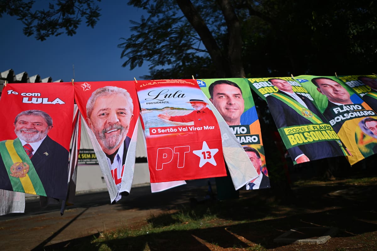 Fotografía de archivo del 28 de septiembre que muestra banderas con la imagen del presidente de Brasil y candidato a la reelección, Luiz Inácio Lula da Silva, y del candidato presidencial Flávio Bolsonaro, en Brasilia (Brasil). Brasil decide este domingo entre mantenerse como una voz de referencia en el Sur Global o entrar en la órbita de la influencia del Estados Unidos de Donald Trump y su proyecto hegemónico sobre América Latina. EFE/ Andre Borges/ ARCHIVO