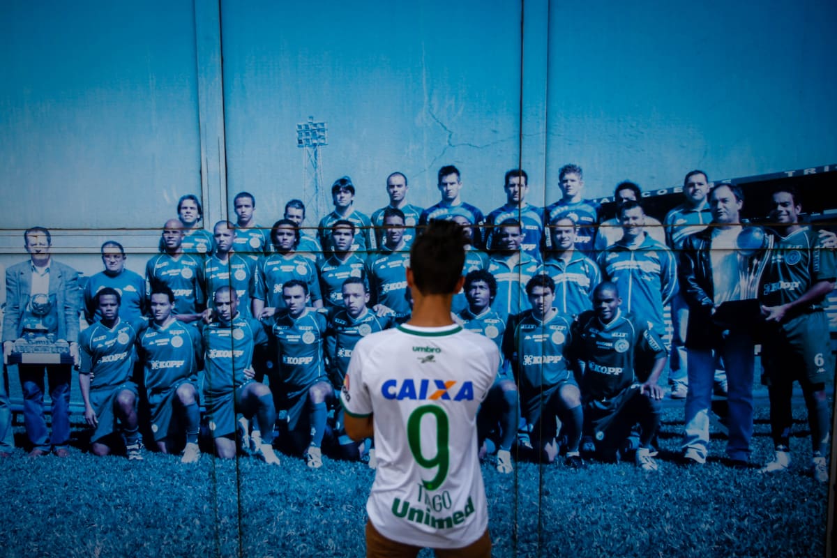 CHA19. CHAPECO (BRASIL),29/11/2016.- Aficionados del equipo brasileño de fútbol Chapecoense realizan una vigilia hoy, martes 29 de noviembre de 2016, en el estadio Arena Condá en Chapeco (Brasil), para realizar una vigilia en homenaje a las 75 víctimas fatales del accidente aéreo en La Unión, departamento de Antioquia (Colombia). El club brasileño Chapecoense perdió a la mayoría de sus jugadores en el accidente, quienes se dirigían a disputar el primer partido de la final de Copa Sudamericana ante Atlético Nacional en Medellín (Colombia). EFE/FERNANDO BIZERRA JR