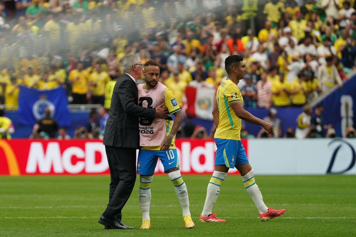 AME5782. HOUSTON (ESTADOS UNIDOS), 29/06/2026.- El seleccionador de Brasil Carlo Ancelotti (i) saluda a Neymar este lunes, al finalizar un partido de los dieciseisavos de final del Mundial de la FIFA 2026 entre Brasil y Japón, en el estadio NRG en Houston (Estados UNidos). EFE/ Kenneth Fernández