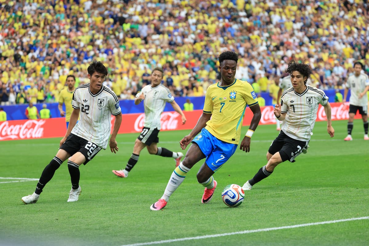 HOUSTON (ESTADOS UNIDOS), 29/06/2026.- El delantero brasileño Vinícius Jr (c) disputa un balón con el defensa japonés Takehiro Tomiyasu (i) durante el partido de los dieciseisavos de final del Mundial de Fútbol 2026 entre Brasil y Japón, este lunes en el estadio NRG de Houston (Estados UNidos). EFE/ Carlos Ramírez
