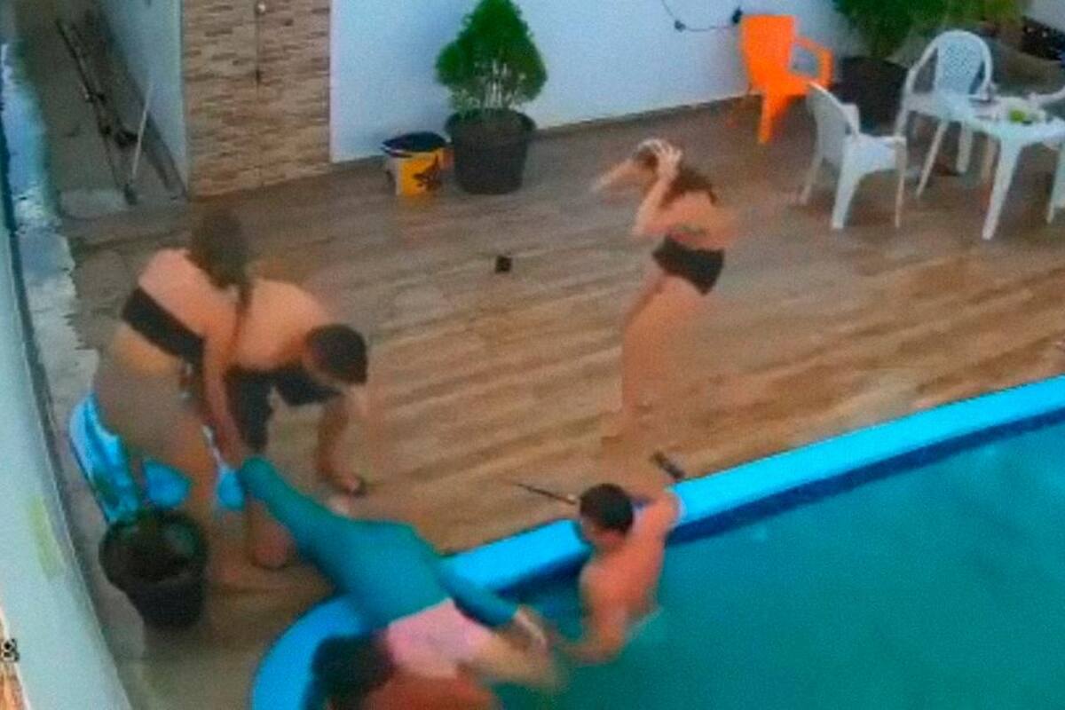 La familia tuvo que cortar el cabello de la joven con un cuchillo para salvarle la vida. Foto captura de video / VANGUARDIA