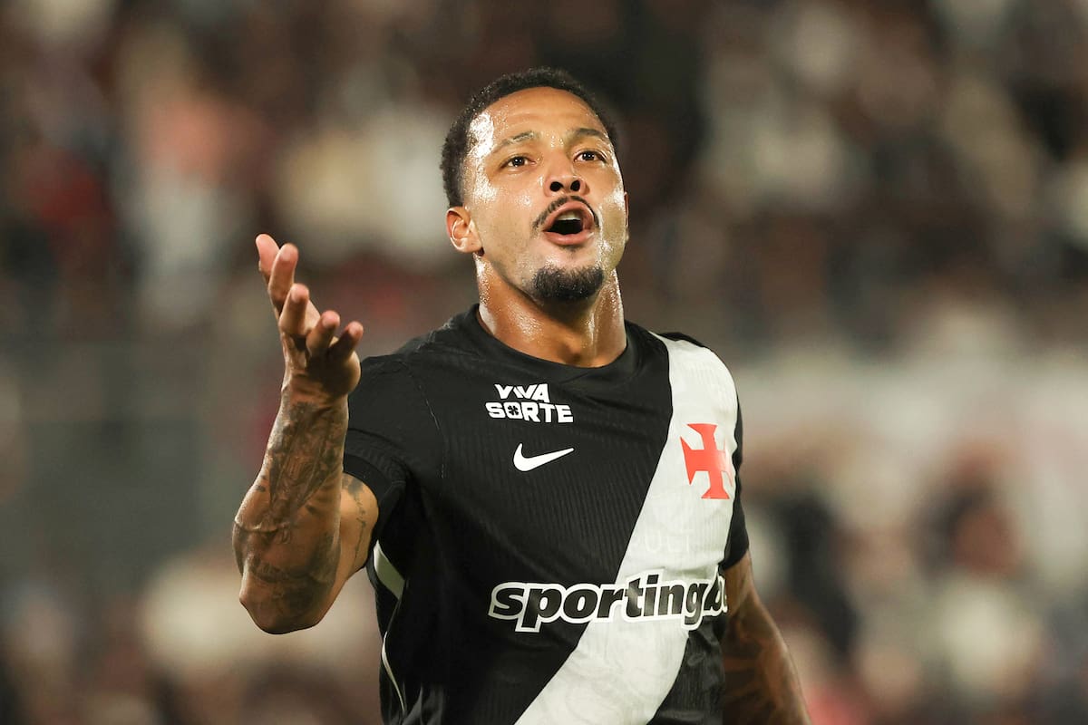 Fotografía de archivo del 8 de agosto de 2026 de David Corrêa da Fonseca de Vasco da Gama celebrando un gol en Asunción (Paraguay). Las autoridades brasileñas desplegaron este lunes una operación contra futbolistas y agentes por su supuesta implicación en una trama de tráfico de drogas y armas en varios estados del país. Corrêa da Fonseca, delantero del Vasco da Gama fue uno de los objetivos del operativo policial, según señaló el diario O Globo. EFE/ Juan Pablo Pino/ ARCHIVO