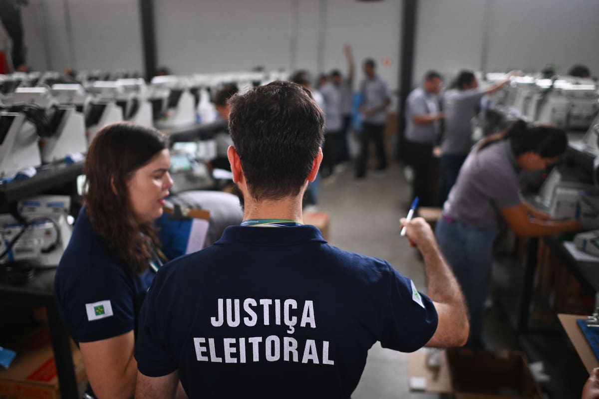 AME9838. BRASILIA (BRASIL), 23/09/2026.- Un integrante de la Justicia Electoral supervisa el alistamiento de las urnas electrónicas para las elecciones presidenciales de octubre, este miércoles en el Centro de Operaciones de la Justicia Electoral, en Brasilia (Brasil). EFE/ Andre Borges