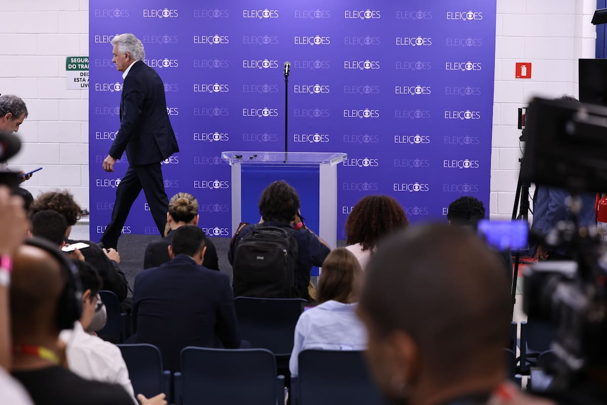 El candidato a la Presidencia de Brasil por el Partido Socialdemócrata (PSD), Ronaldo Caiado, se retira luego de una rueda de prensa al cancelarse el debate de la cadena Globo que se iba a retransmitir con candidatos a la Presidencia este jueves, en Rio de Janeiro (Brasil). EFE/ Andre Coelho
