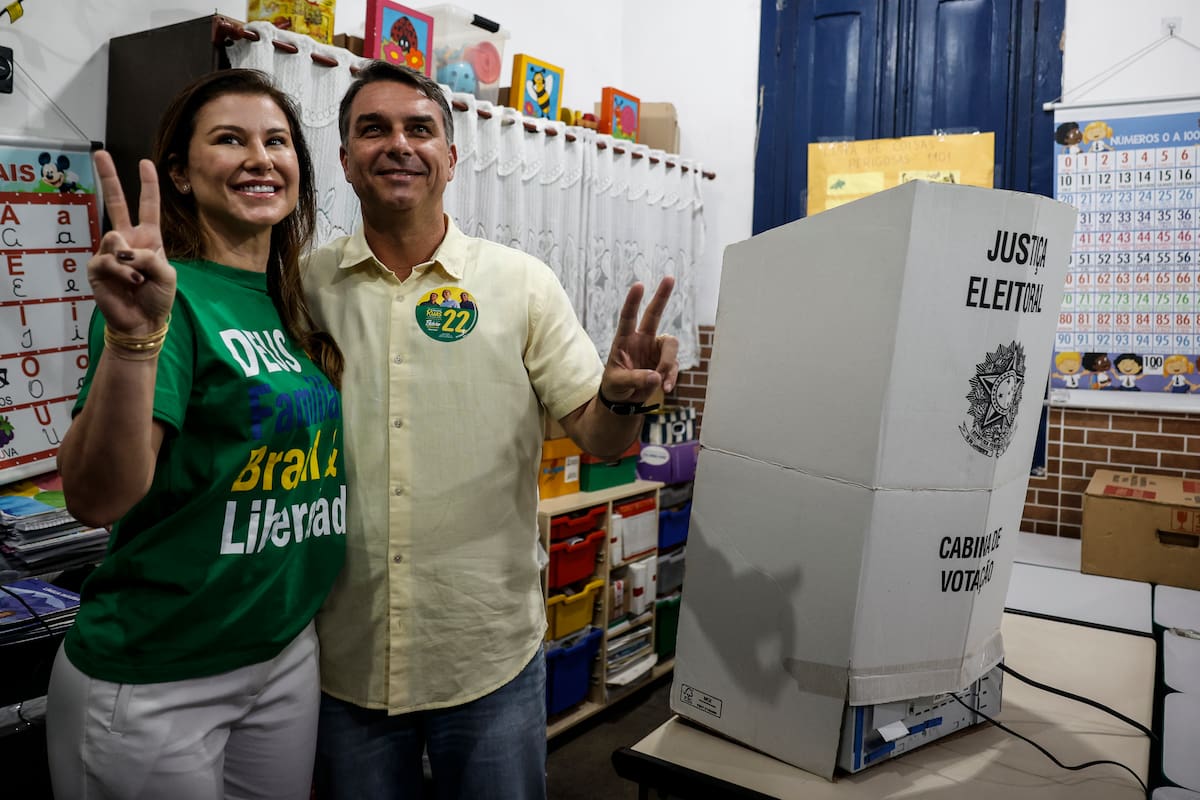 RÍO DE JANEIRO (BRASIL), 04/10/2026.- El candidato a la presidencia de Brasil, Flavio Bolsonaro y su mujer Fernanda Bolsonaro, tras votar en una escuela de la zona norte de Río de Janeiro, Brasil, durante la primera vuelta de las elecciones. Más de 158 millones de brasileños están convocados este domingo a las urnas en unas elecciones que no solo decidirán la permanencia de Luiz Inácio Lula da Silva o el ascenso del ultraderechista Flávio Bolsonaro, sino que redefinirán el equilibrio de poder en la región frente a la presión de Washington. EFE/ Antonio Lacerda