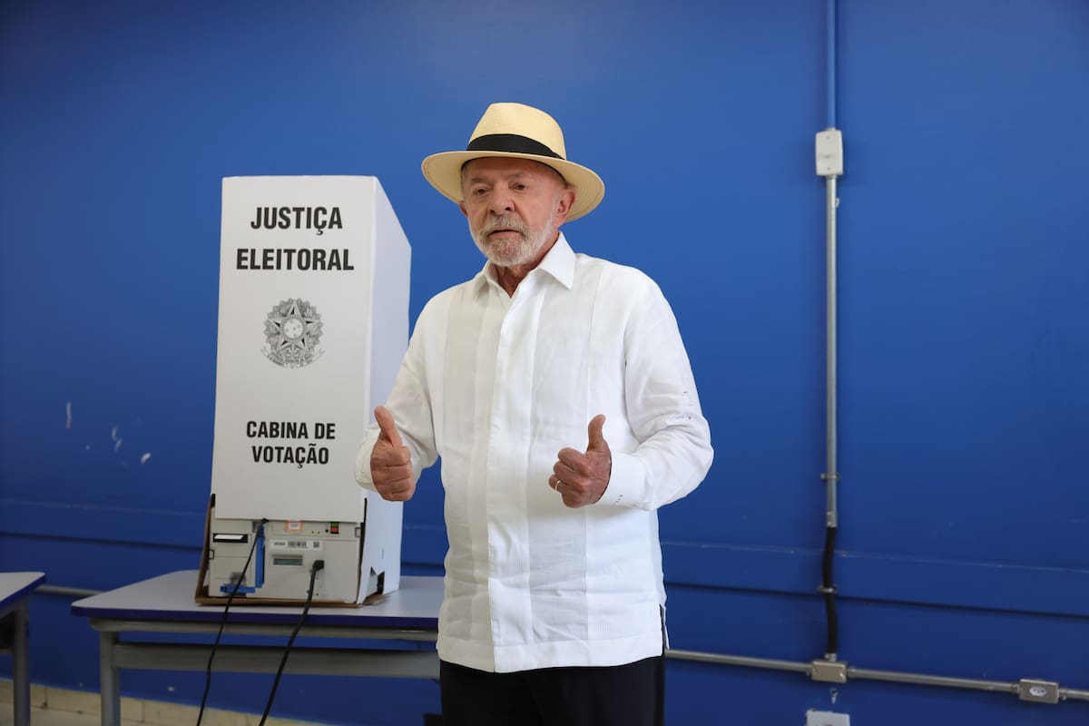 SÃO BERNARDO DO CAMPO (BRASIL), 04/10/2026.- El presidente de Brasil y candidato a la reelección, Luiz Inácio Lula da Silva vota este domingo en un colegio electoral en la ciudad de São Bernardo do Campo (Brasil). EFE/ Sebastião Moreira