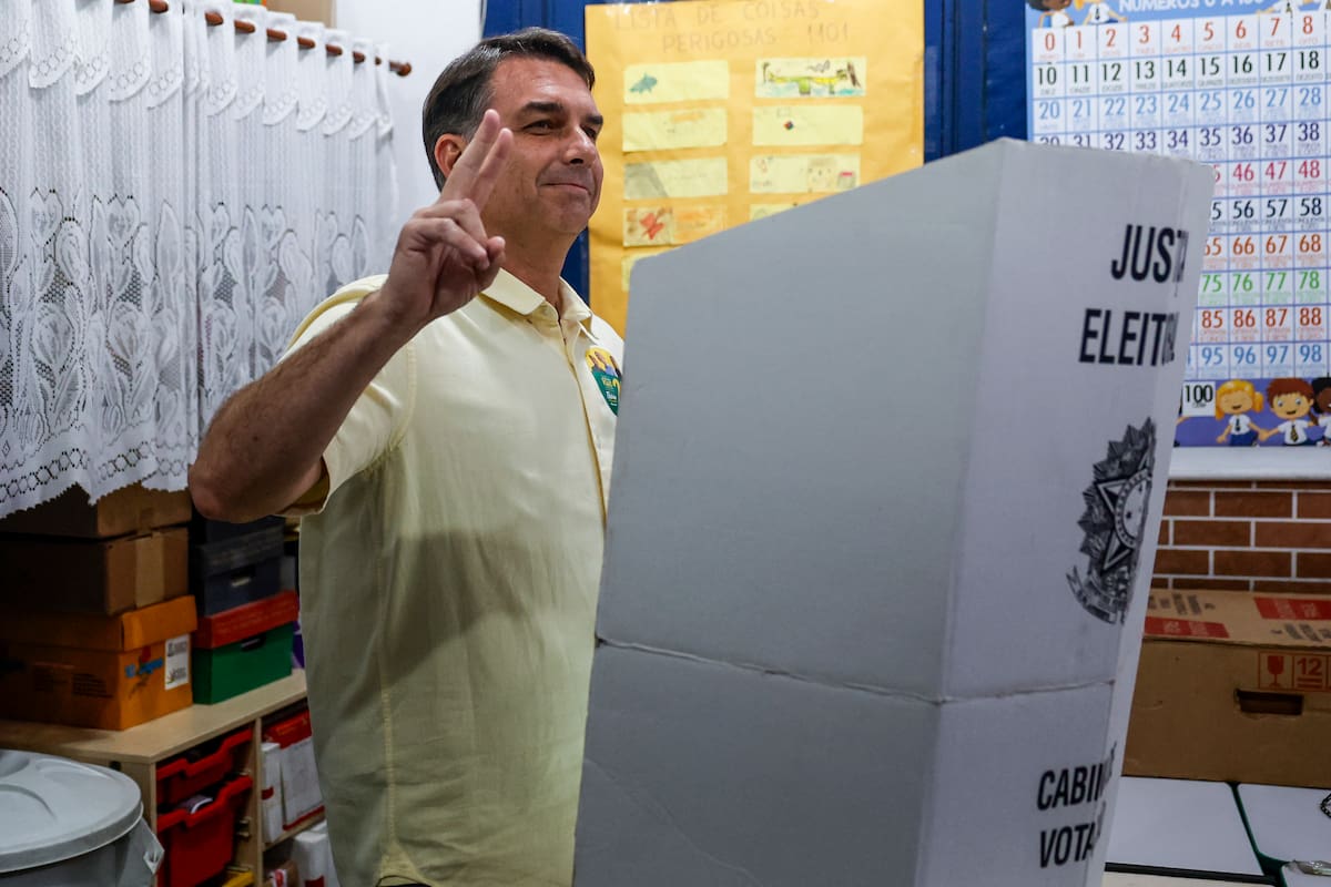 -FOTODELDÍA-RÍO DE JANEIRO (BRASIL), 04/10/2026.- El candidato a la presidencia de Brasil, Flavio Bolsonaro, vota en una escuela de la zona norte de Río de Janeiro, Brasil, durante la primera vuelta de las elecciones. Más de 158 millones de brasileños están convocados este domingo a las urnas en unas elecciones que no solo decidirán la permanencia de Luiz Inácio Lula da Silva o el ascenso del ultraderechista Flávio Bolsonaro, sino que redefinirán el equilibrio de poder en la región frente a la presión de Washington. EFE/ Antonio Lacerda
