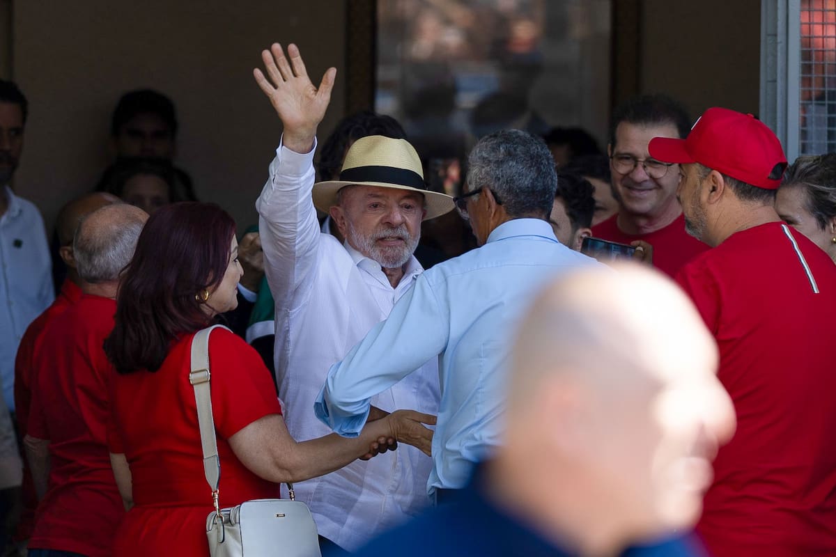 SÃO BERNARDO DO CAMPO (BRASIL), 04/10/2026.- El presidente de Brasil y candidato a la reelección, Luiz Inácio Lula da Silva saluda a sus seguidores a su llegada este domingo a un colegio electoral en la ciudad de São Bernardo do Campo (Brasil). EFE/ Isaac Fontana