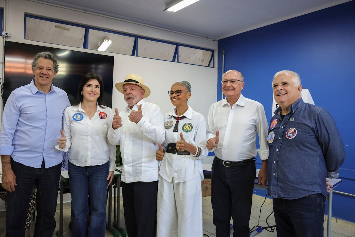 SÃO BERNARDO DO CAMPO (BRASIL), 04/10/2026.- presidente de Brasil y candidato a la reelección, Luiz Inácio Lula da Silva (3i) posa tras votar hoy, domingo, 4 de octubre de 2026, con el candidato al governo de São Paulo, Fernando Haddad (i), las candidatas al senado, Simone Tebet (2i) y Marina Silva (3d), el vice presidente Geraldo Alckmin (2d) y el candidato a vice governador de São Paulo, Marcio França (i) en un colegio electoral en la ciudad de São Bernardo do Campo (Brasil). EFE/ Sebastião Moreira