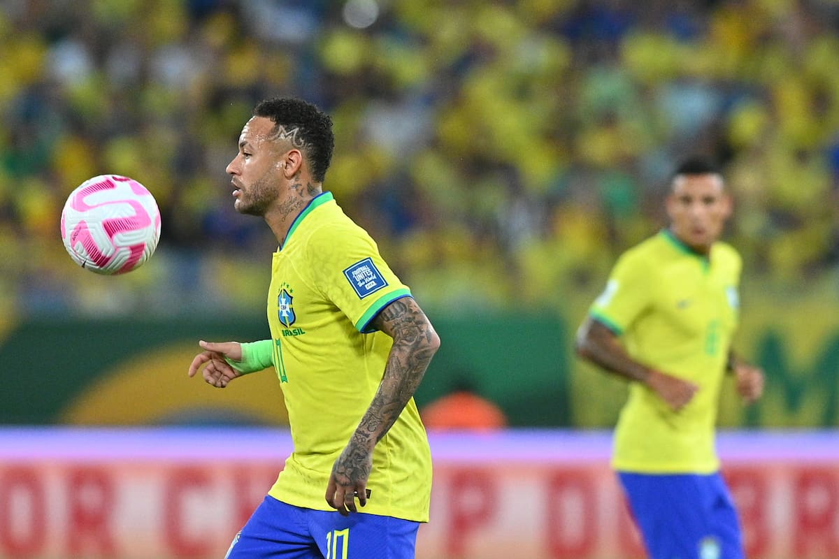 AMDEP627. CUIABÁ (BRASIL), 12/10/2023.- Neymar Jr de Brasil controla el balón hoy, en un partido de las Eliminatorias Sudamericanas para la Copa Mundial de Fútbol 2026 entre Brasil y Venezuela en el estadio Arena Pantanal en Cuiabá (Brasil). EFE/ Andre Borges