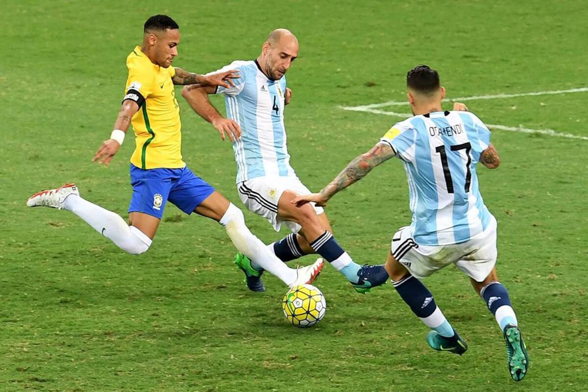 Argentina pasa por su peor momento en la Eliminatoria Suramericana y así quedó demostrado ayer, en un juego donde Brasil, con un inspirado Neymar, le pasó por encima. Los ‘gauchos’ no tienen estructura y pretenden que Lionel Messi los salve en acciones individuales. (Foto: AFP / VANGUARDIA LIBERAL)