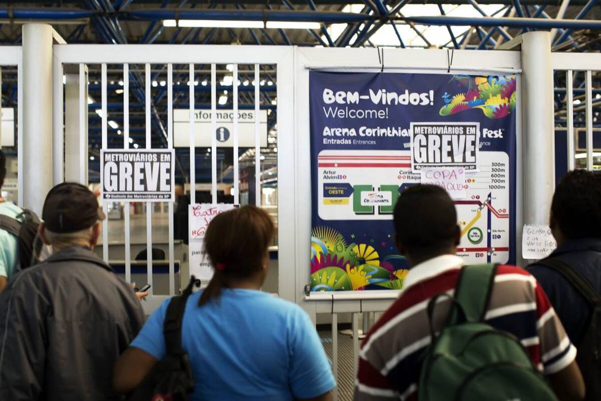 Algunas personas observan los avisos de huelga de los trabajadores del metro, en Sao Paulo, Brasil, donde millones de personas quedaron sin transporte público. (Foto: EFE / VANGUARDIA LIBERAL)