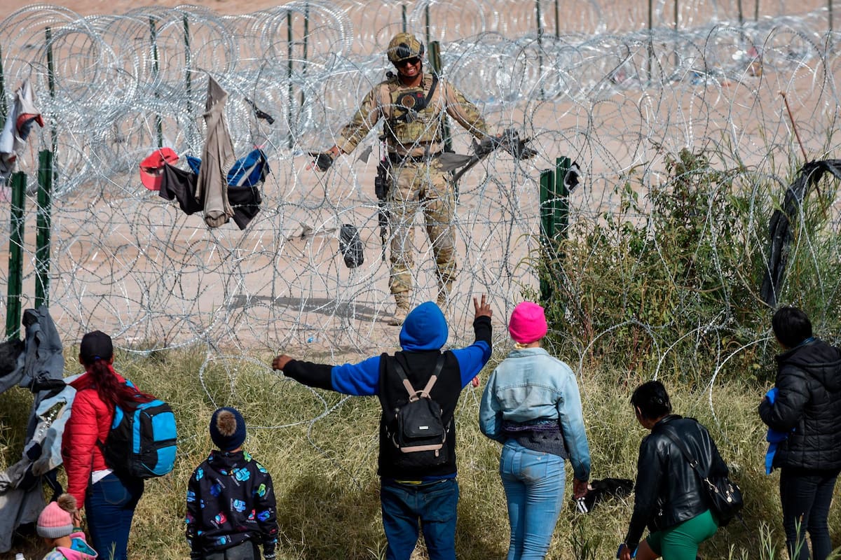 Los primeros frentes fríos de la temporada azotan a los migrantes en Ciudad Juárez, donde llevan días varados entre el río Bravo. EFE/VANGUARDIA