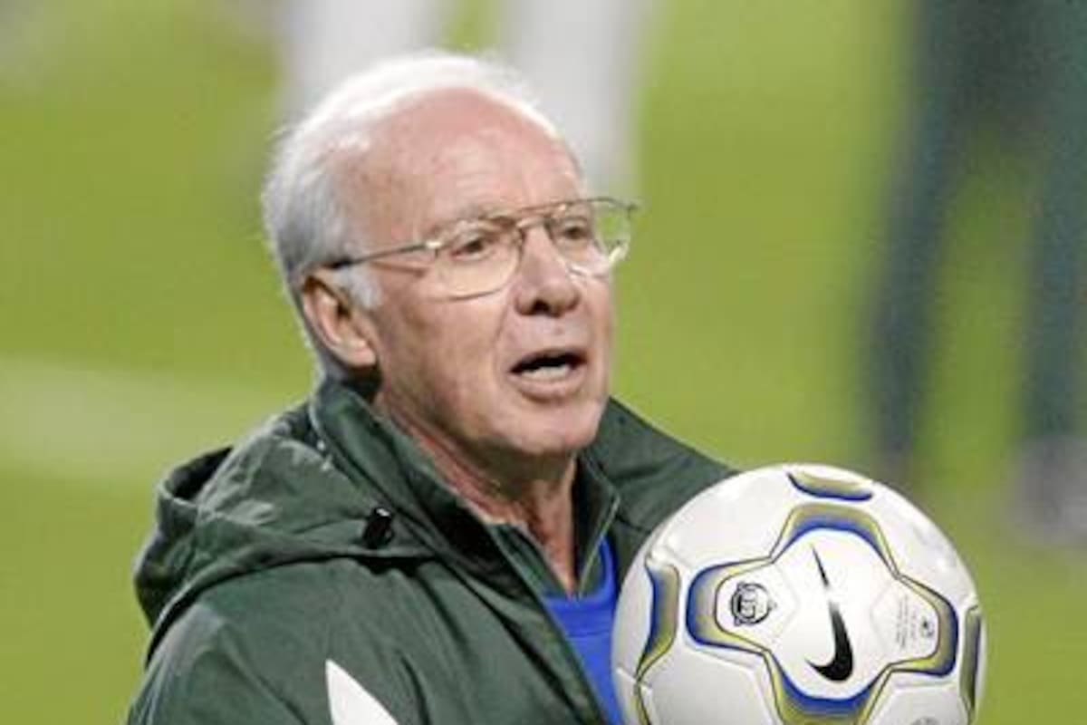 Brazil's soccer coach Mario Zagallo holds the ball during a training session in Seoul November 19, 2002. The 2002 FIFA World Cup winning Brazilian soccer team will play a friendly match on Wednesday against South Korea, who placed fourth in the 2002 World Cup. REUTERS/Kim Kyung-Hoon