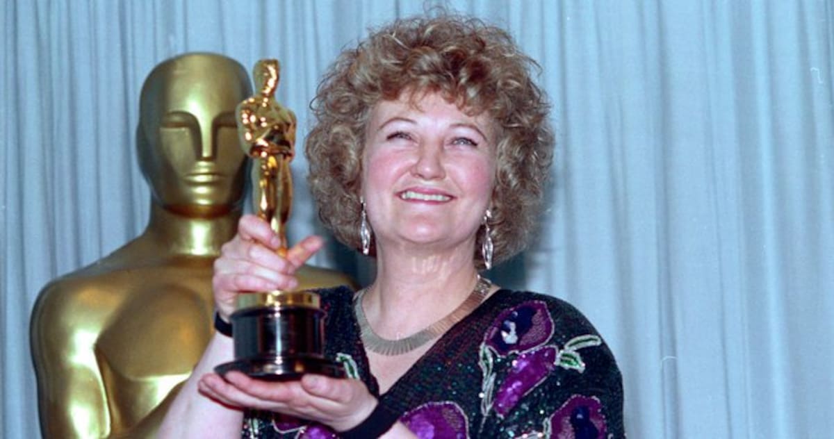Brenda Fricker hizo historia al convertirse en la primera actriz irlandesa en ganar un Óscar, en 1990, por su interpretación en la película "Mi pie izquierdo", donde compartió pantalla con Daniel Day-Lewis.