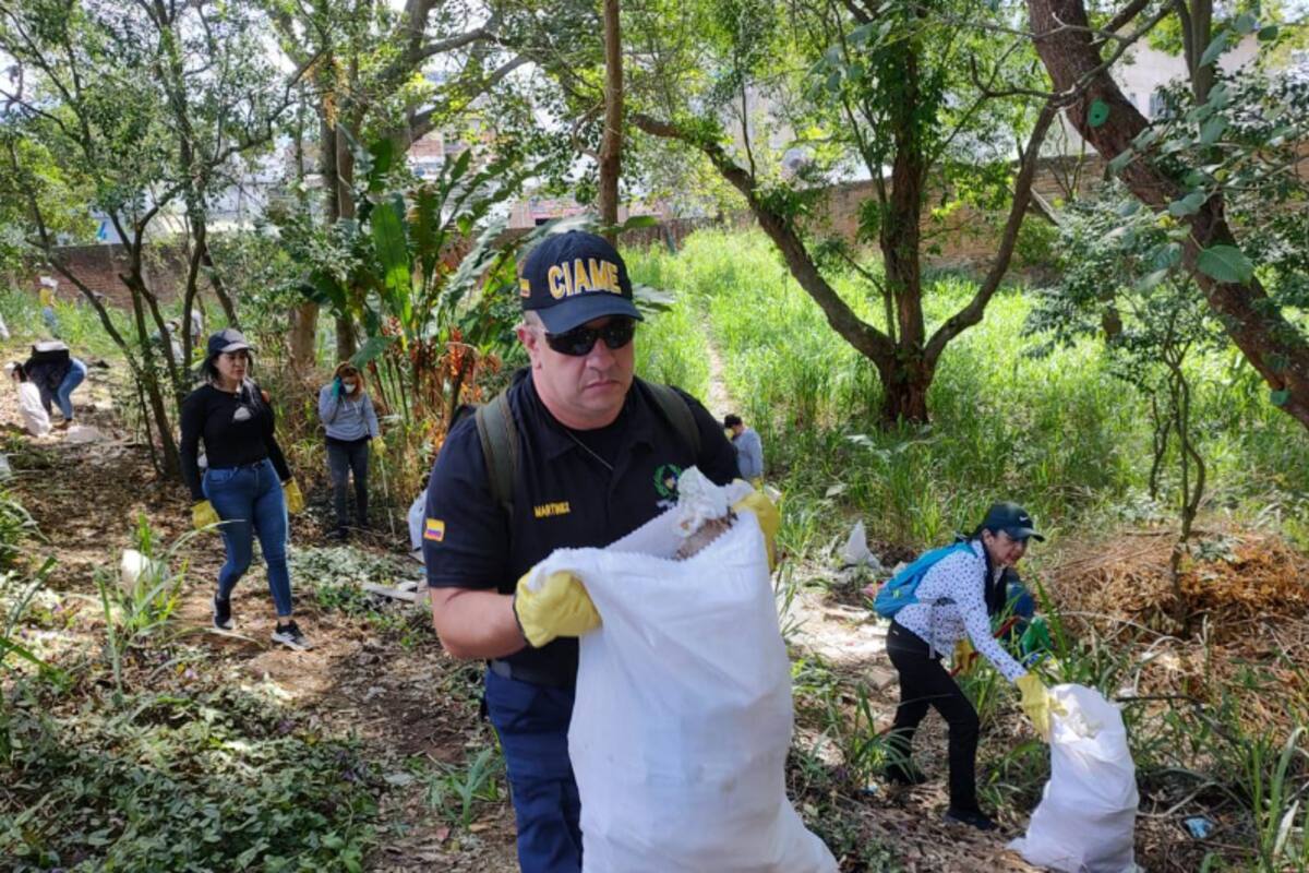 Entre las 7:00 a.m. y la 1:00 p.m. de hoy, 19 de mayo, en la Quebrada El Loro, del barrio San Miguel, se cumple una interesante brigada de limpieza.