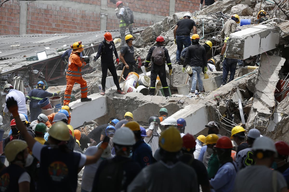 AME8438. CALI (COLOMBIA), 12/08/2026.- Un integrante de la brigada mexicana de socorristas Los Topos y rescatistas de Colombia participan en una jornada de búsqueda y rescate entre unos escombros causados por el terremoto de magnitud 7,4 que sacudió el lunes el país y que deja más de dos centenares de personas muertas, este miércoles en Cali (Colombia). Los rescatistas mexicanos, encabezados por su líder, Héctor Méndez, llegaron a Colombia procedentes de Venezuela, donde estaban desde hace 41 días tras los dos potentes terremotos de La Guaira que el 24 de junio causaron más de 6.300 muertos, y fueron recibidos por el alcalde de Cali, Alejandro Eder. EFE/ Ernesto Guzmán