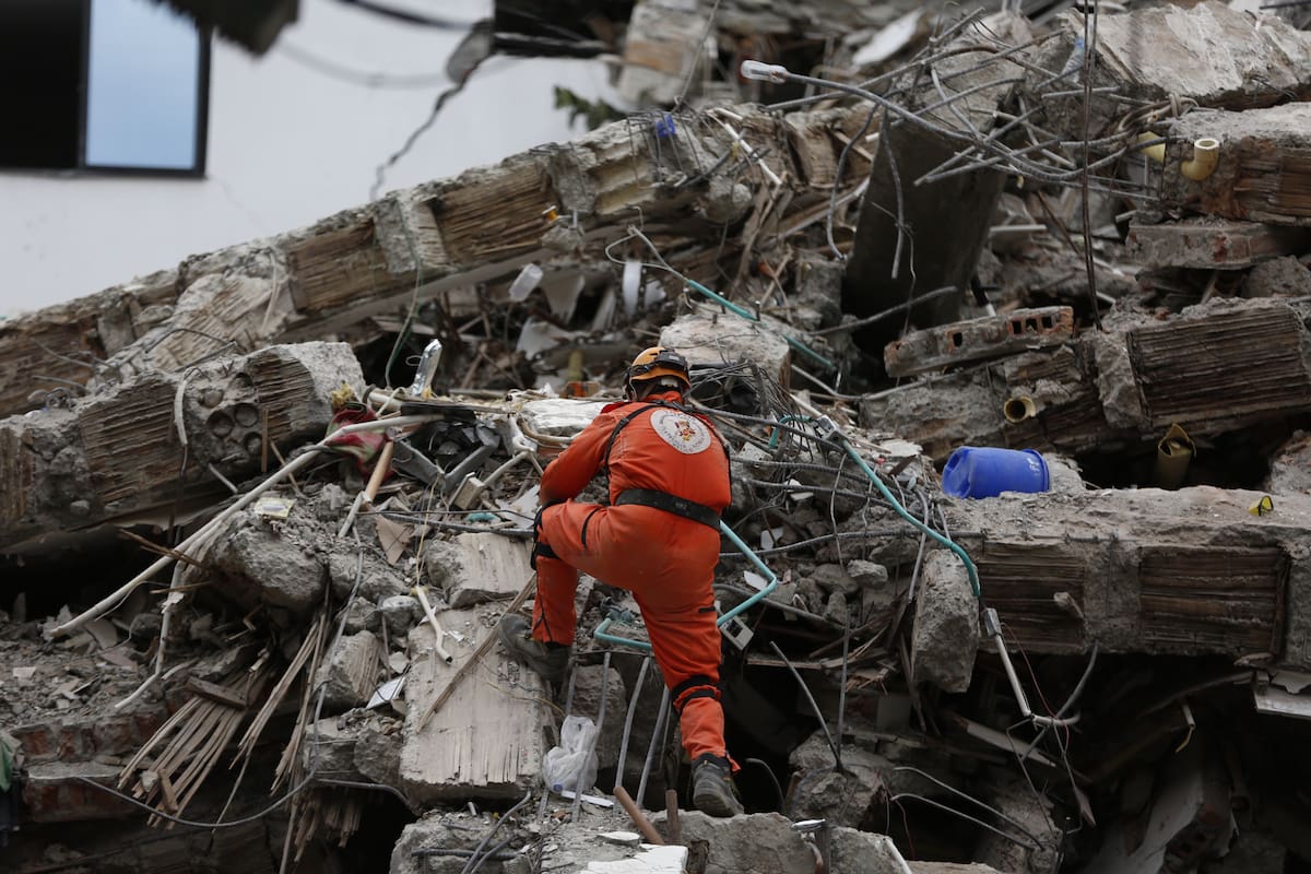 AME8438. CALI (COLOMBIA), 12/08/2026.- Un integrante de la brigada mexicana de socorristas Los Topos participa en una jornada de búsqueda y rescate entre unos escombros causados por el terremoto de magnitud 7,4 que sacudió el lunes el país y que deja más de dos centenares de personas muertas, este miércoles en Cali (Colombia). Los rescatistas mexicanos, encabezados por su líder, Héctor Méndez, llegaron a Colombia procedentes de Venezuela, donde estaban desde hace 41 días tras los dos potentes terremotos de La Guaira que el 24 de junio causaron más de 6.300 muertos, y fueron recibidos por el alcalde de Cali, Alejandro Eder. EFE/ Ernesto Guzmán