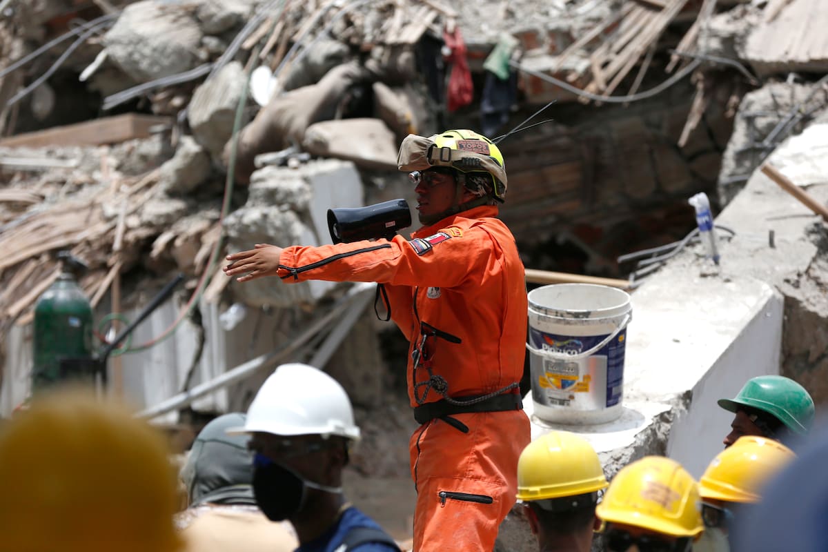 AME8438. CALI (COLOMBIA), 12/08/2026.- Un integrante de la brigada mexicana de socorristas Los Topos participa en una jornada de búsqueda y rescate entre unos escombros causados por el terremoto de magnitud 7,4 que sacudió el lunes el país y que deja más de dos centenares de personas muertas, este miércoles en Cali (Colombia). Los rescatistas mexicanos, encabezados por su líder, Héctor Méndez, llegaron a Colombia procedentes de Venezuela, donde estaban desde hace 41 días tras los dos potentes terremotos de La Guaira que el 24 de junio causaron más de 6.300 muertos, y fueron recibidos por el alcalde de Cali, Alejandro Eder. EFE/ Ernesto Guzmán