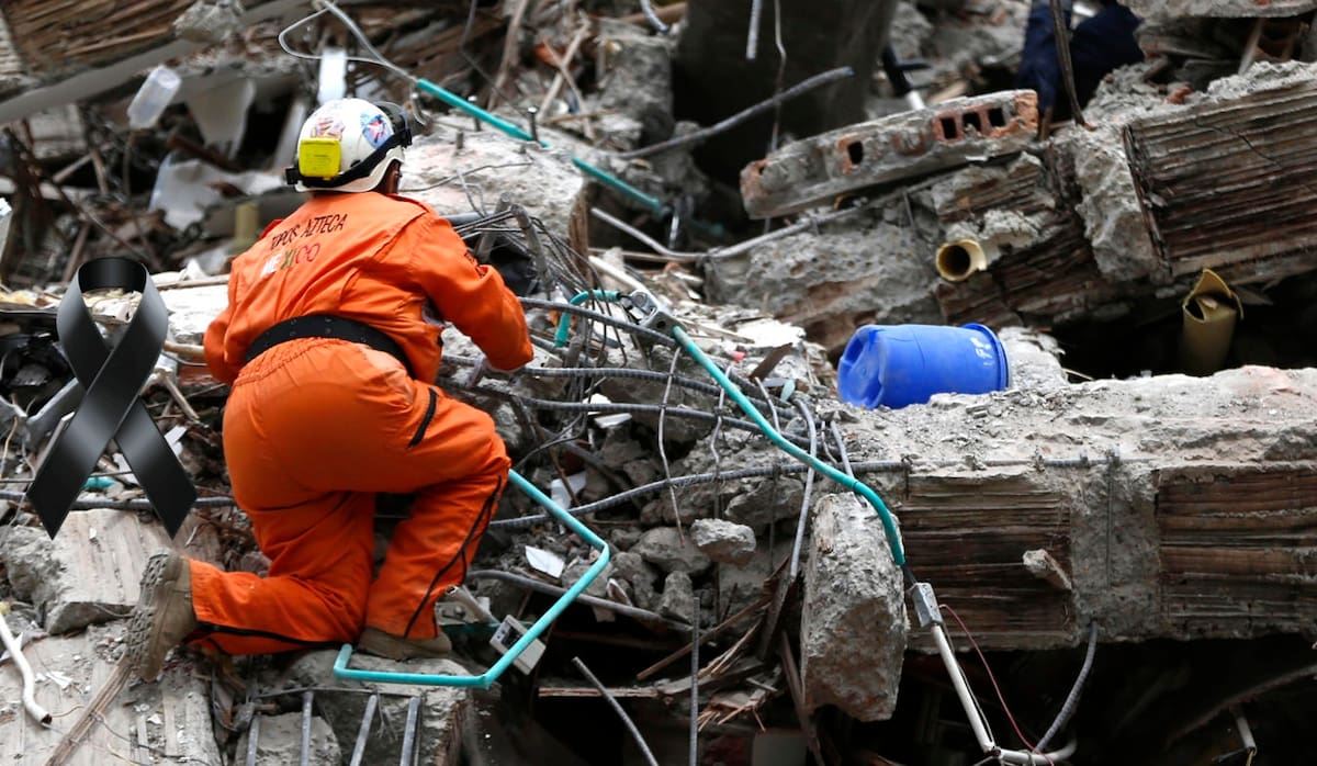 FOTODELDÍA AME8438. CALI (COLOMBIA), 12/08/2026.- Un integrante de la brigada mexicana de socorristas Los Topos participa en una jornada de búsqueda y rescate entre unos escombros causados por el terremoto de magnitud 7,4 que sacudió el lunes el país y que deja más de dos centenares de personas muertas, este miércoles en Cali (Colombia). Los rescatistas mexicanos, encabezados por su líder, Héctor Méndez, llegaron a Colombia procedentes de Venezuela, donde estaban desde hace 41 días tras los dos potentes terremotos de La Guaira que el 24 de junio causaron más de 6.300 muertos, y fueron recibidos por el alcalde de Cali, Alejandro Eder. EFE/ Ernesto Guzmán