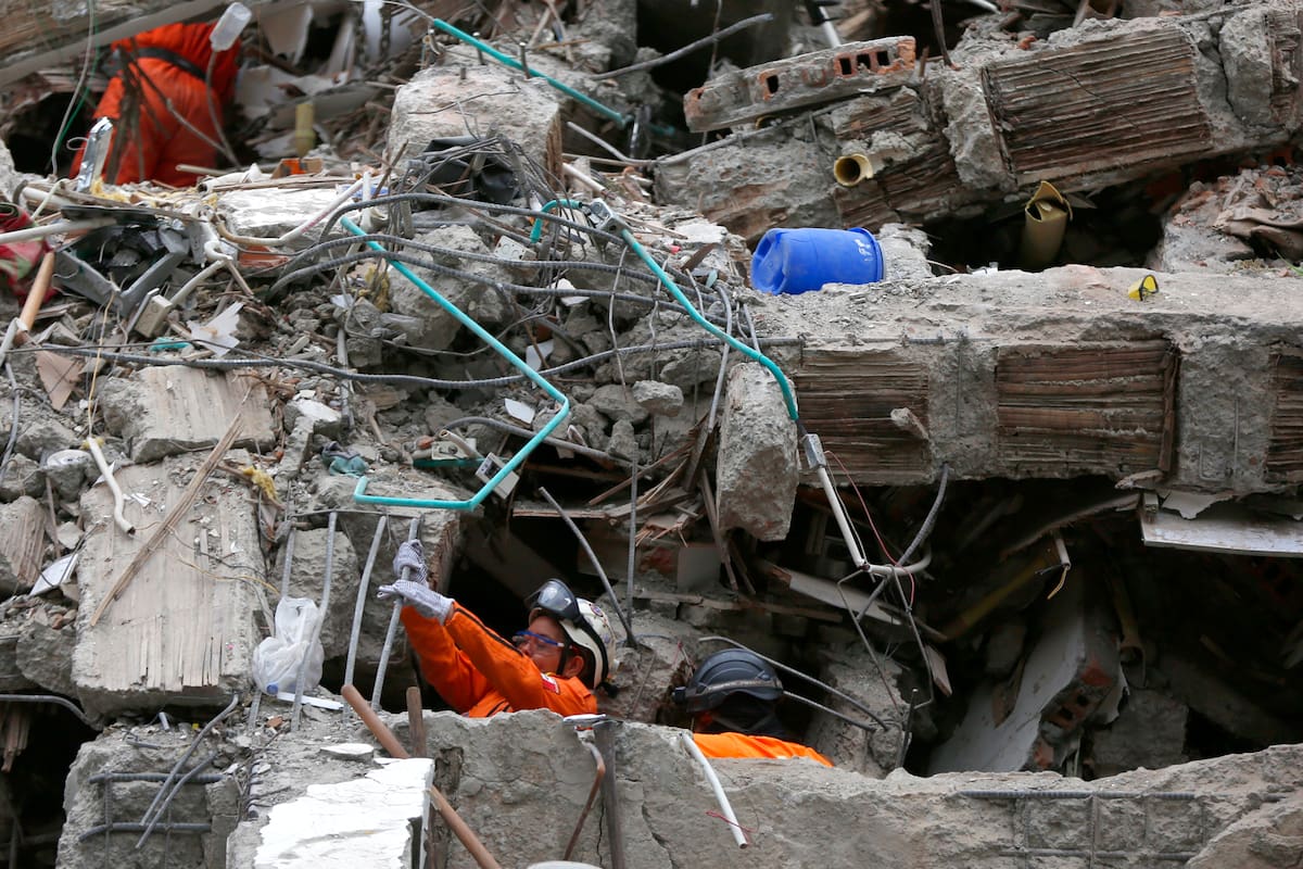 Integrantes de la brigada mexicana de socorristas Los Topos participan en una jornada de búsqueda y rescate entre unos escombros causados por el terremoto de magnitud 7,4 que sacudió el lunes el país y que deja más de dos centenares de personas muertas, este miércoles en Cali (Colombia). EFE/ Ernesto Guzmán