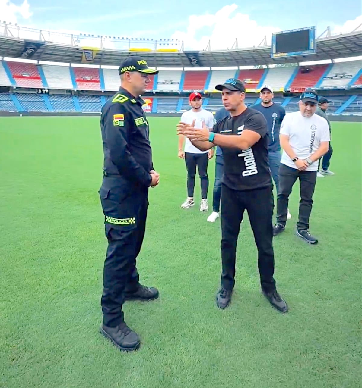 El comandante de la Policia Metropolitana, brigadier general Edwin Urrego, con conversa con el alcalde de Barranquilla, Alejandro Char.//Cortesía.