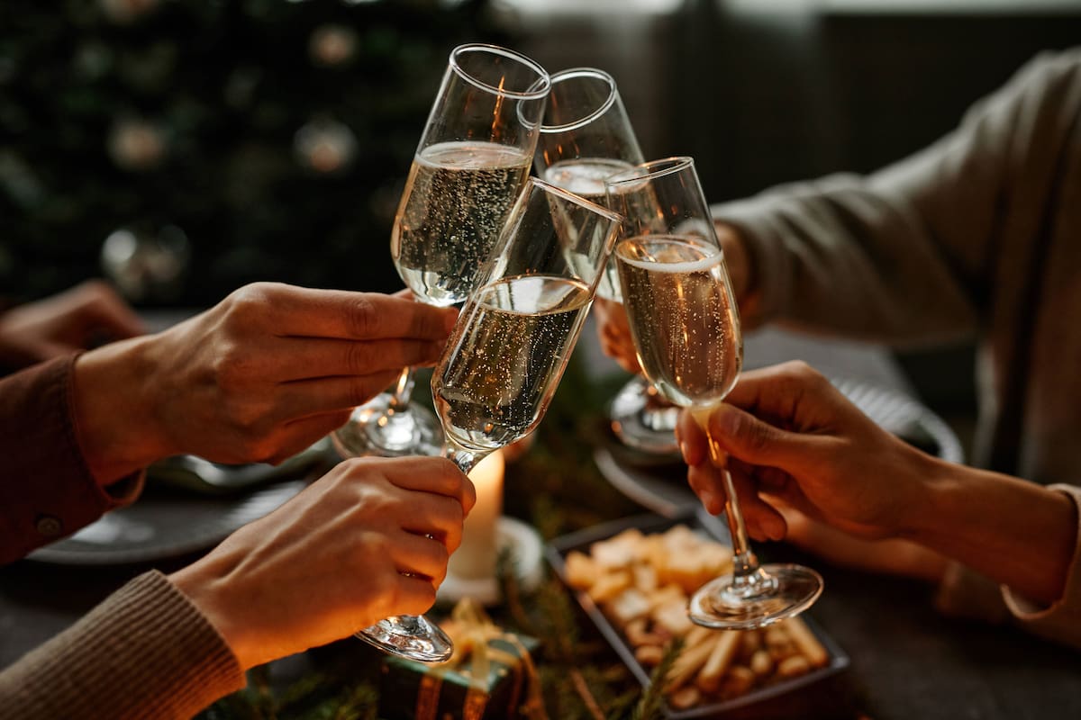 Consejos infalibles para evitar intoxicaciones por alcohol adulterado durante estas fechas decembrinas.