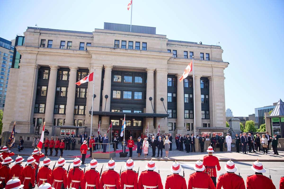 OTTAWA (Canada), 27/05/2025.- Britains King Charles III inspects troops outside the Senate Building in Ottawa, Canada, 27 May 2025. King Charles has been invited by Prime Minister Carney to formally open Canada's 45th parliament. (Reino Unido) EFE/EPA/ERIC REID