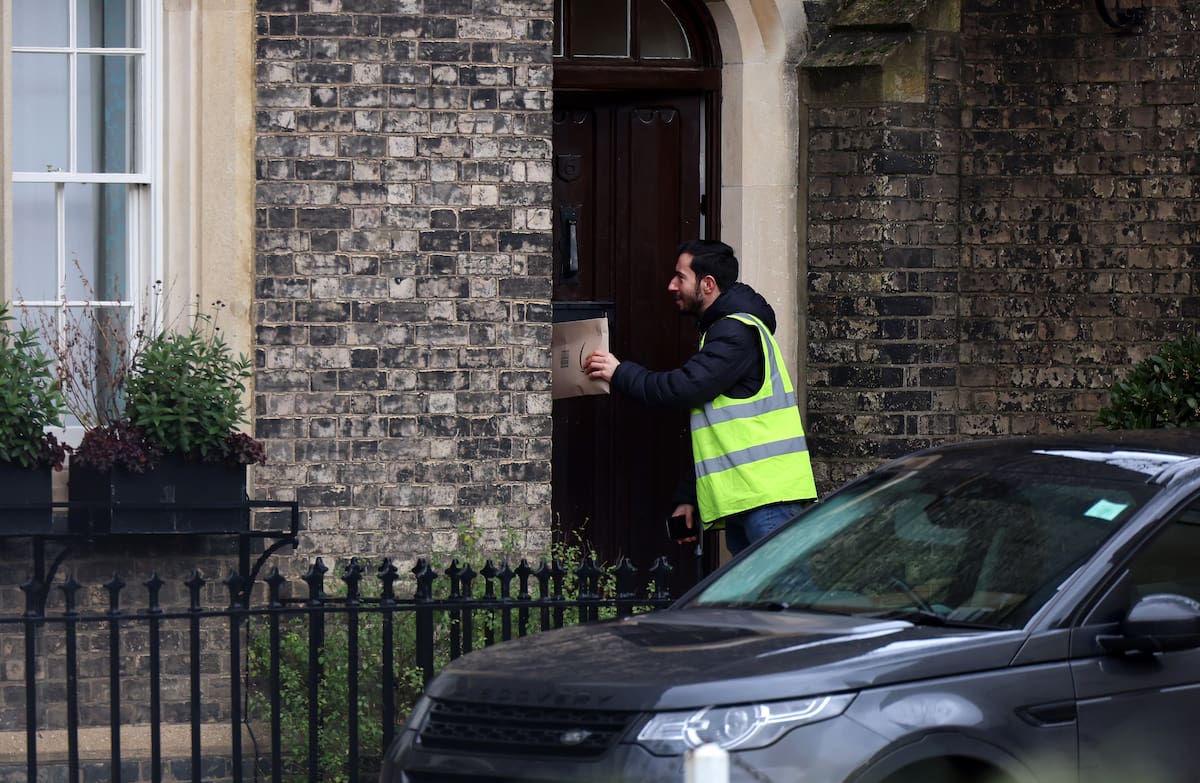 LONDON (United Kingdom), A courier deilivers a parcel to the home of Peter Mandelson in London, Britain, British Prime Minister Keir Starmer is coming under increasing pressure to keep his job following the Mandelson Epstein scandal. British police have searched two properties linked to former US Ambassador Peter Mandelson, as part of an ongoing investigation into corruption and misconduct in public office, following revelations of Mandelsons links to disgraced financier Jeffrey Epstein. (Reino Unido, Londres) EFE/EPA/ANDY RAIN