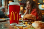 Brote de E. coli en hamburguesas de McDonald’s: un muerto y 49 enfermos