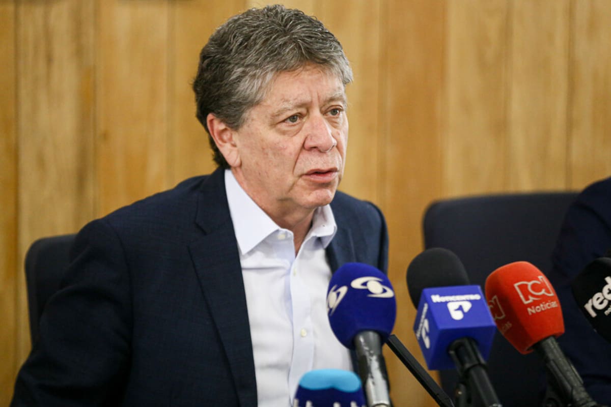 El presidente de la ANDI, Bruce Mac Master, junto a otros líderes empresariales, manifestaron su desconfianza ante el anuncio del Gobierno de desistir de la Asamblea Constituyente, exigiendo garantías reales y el fin de las ambigüedades.