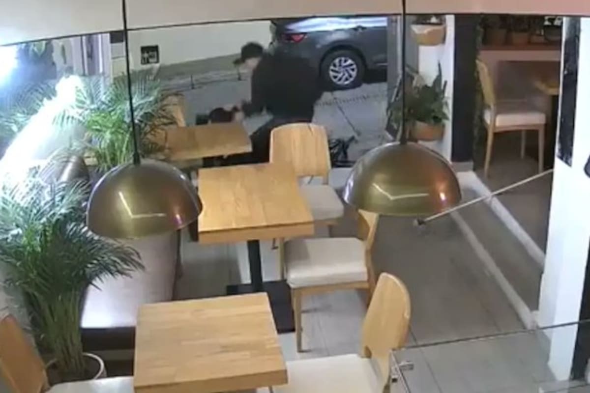 Jesús Acosta Lizardo fue enviado a un establecimiento carcelario mientras avanza el proceso por la presunta agresión contra María Quevedo, propietaria de una pastelería en Usaquén. La Fiscalía le imputó el delito de tentativa de homicidio.