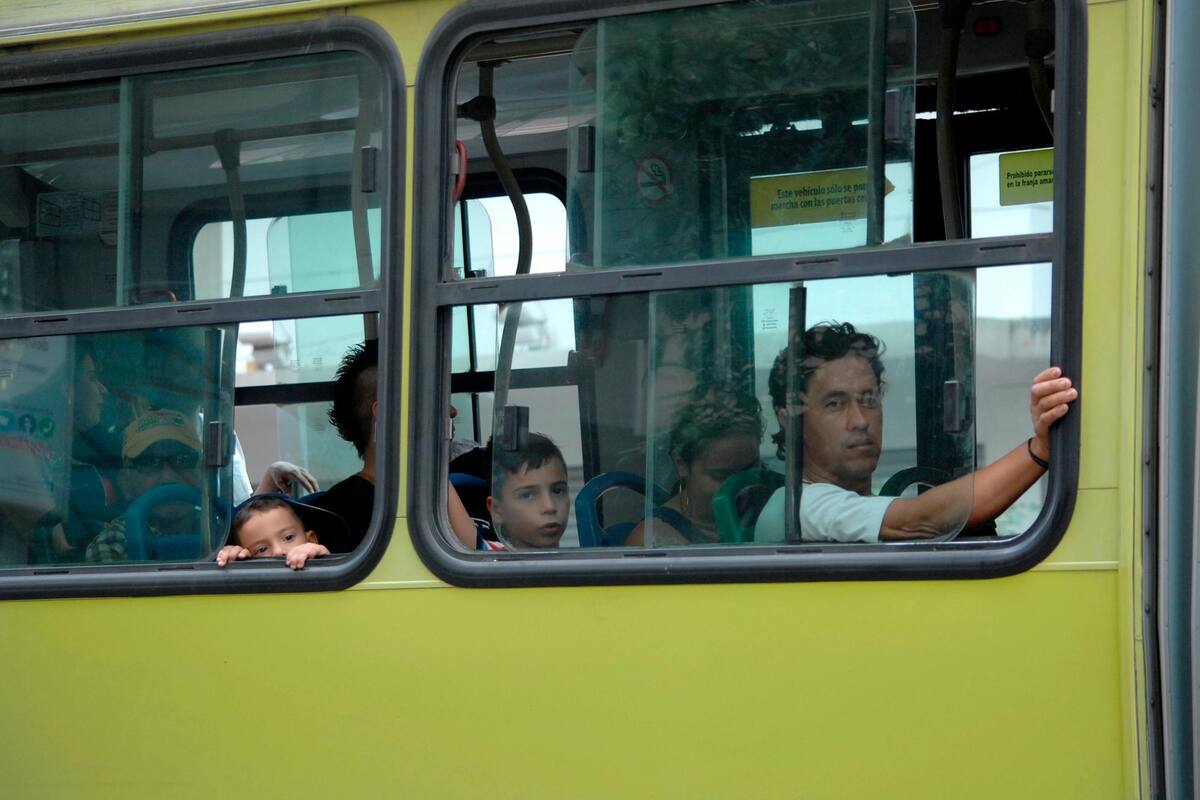 Los pasajeros del Metrolínea no alcanzan a imaginar las bacterias a las que se exponen al colocar sus manos sobre hierros, vidrios y otras partes de la carrocería del bus.