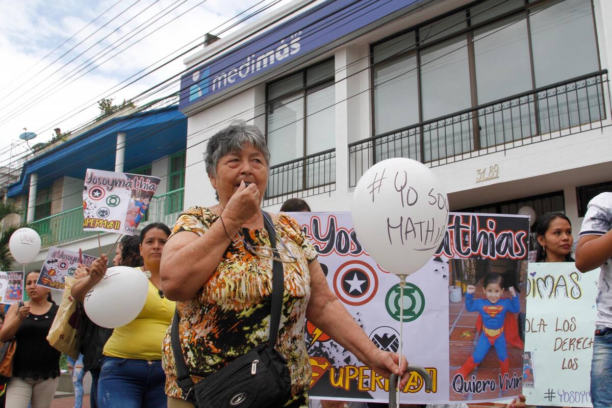 Los familiares de Mathias se encadenaron desde las 4:00 a.m. de este lunes. Según la madre del niño, su hijo requiere permanentemente un medicamento que cuesta cerca de $600, cada caja. (Foto: Jaime Del Río / VANGUARDIA)