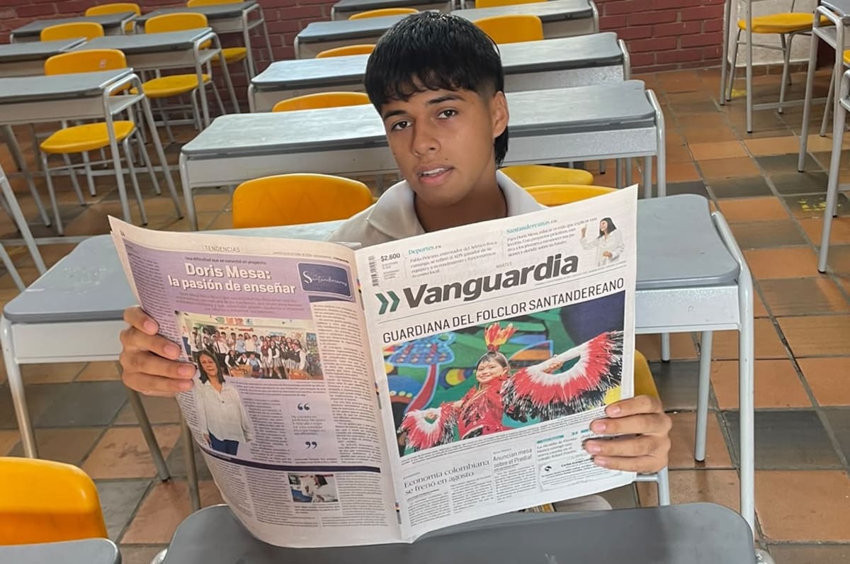 La Institución Educativa José Celestino Mutis está vinculada al proyecto de Prensa Escuela de Vanguardia. Los estudiantes de ese plantel acceden a nuestras ediciones y desarrollan, a través de ella, el ejercicio de la lectura y la reflexión. En la foto, el estudiante Juan Rueda. /Foto: Euclides Kilô Ardila - VANGUARDIA/