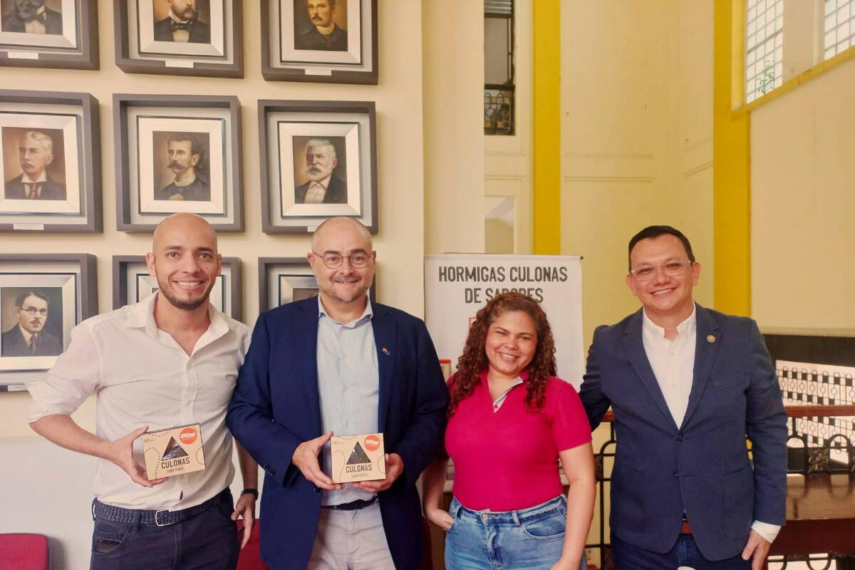 El embajador de la UE, Gilles Bertrand, estuvo en el Palacio Amarillo. Allí lo recibió el gobernador encargado de Santander, Raúl Julián Serrano, junto a otros funcionarios. Allí conoció, de primera mano e intentó saborear la hormiga culona, ese insecto que desde tiempos pasados es considerado como todo un manjar. (Foto suministrada / VANGUARDIA)