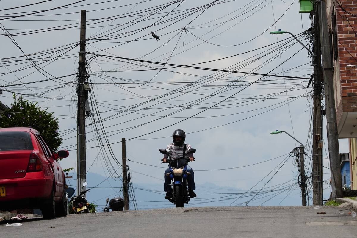 Los motociclistas son los que más riesgos corren con estos cables. (Foto: Marco Valencia / VANGUARDIA)