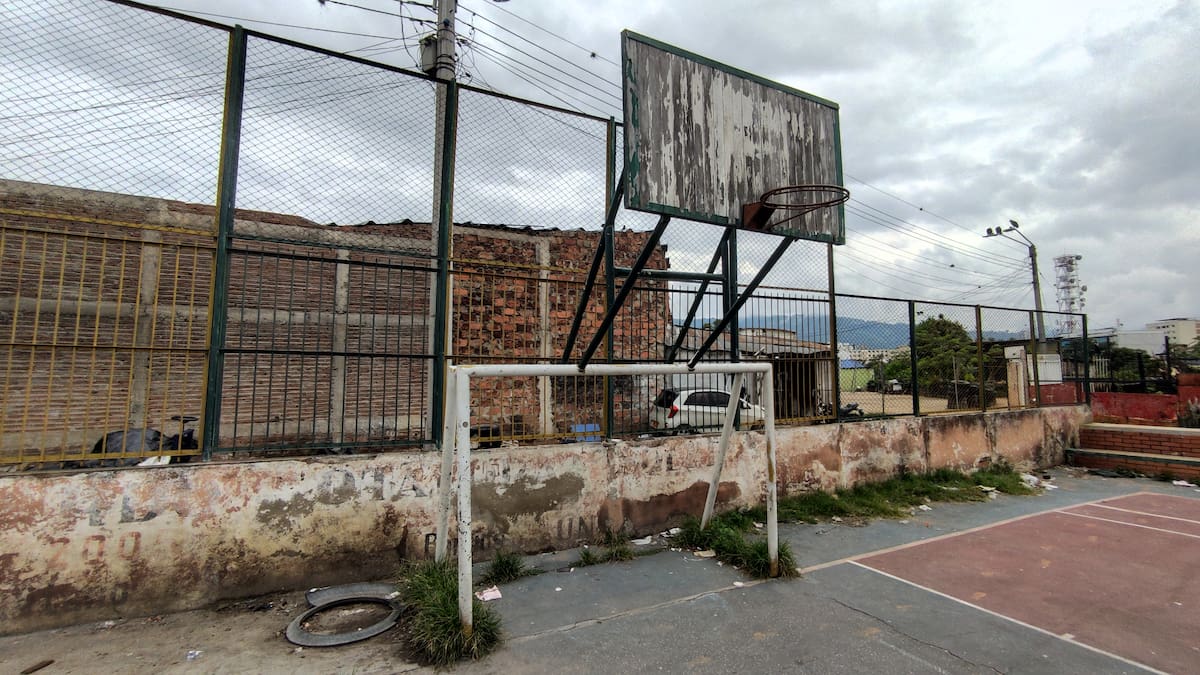 Escenario deportivo del barrio Santander, en ruinas. (Foto: Marco Valencia / VANGUARDIA)