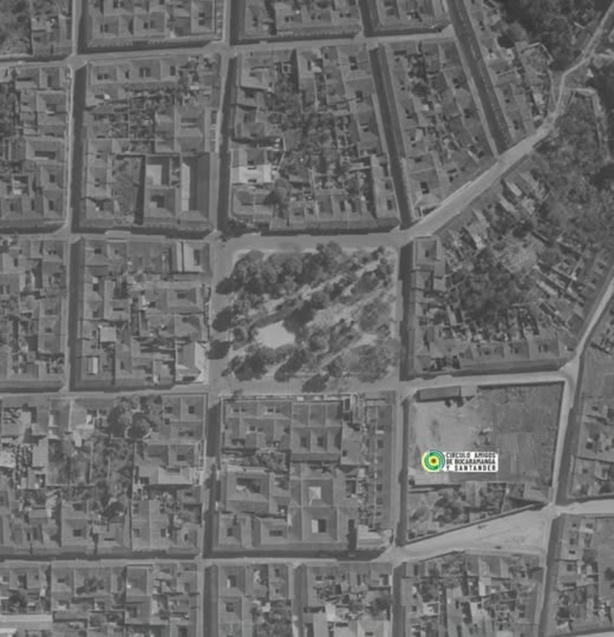 Panorama del Parque Bolívar en el año 1949. A la izquierda ya existía la calle 36 desde la carrera 22 - Foto de IGAC - Aporte de Juan Carlos Moreno.