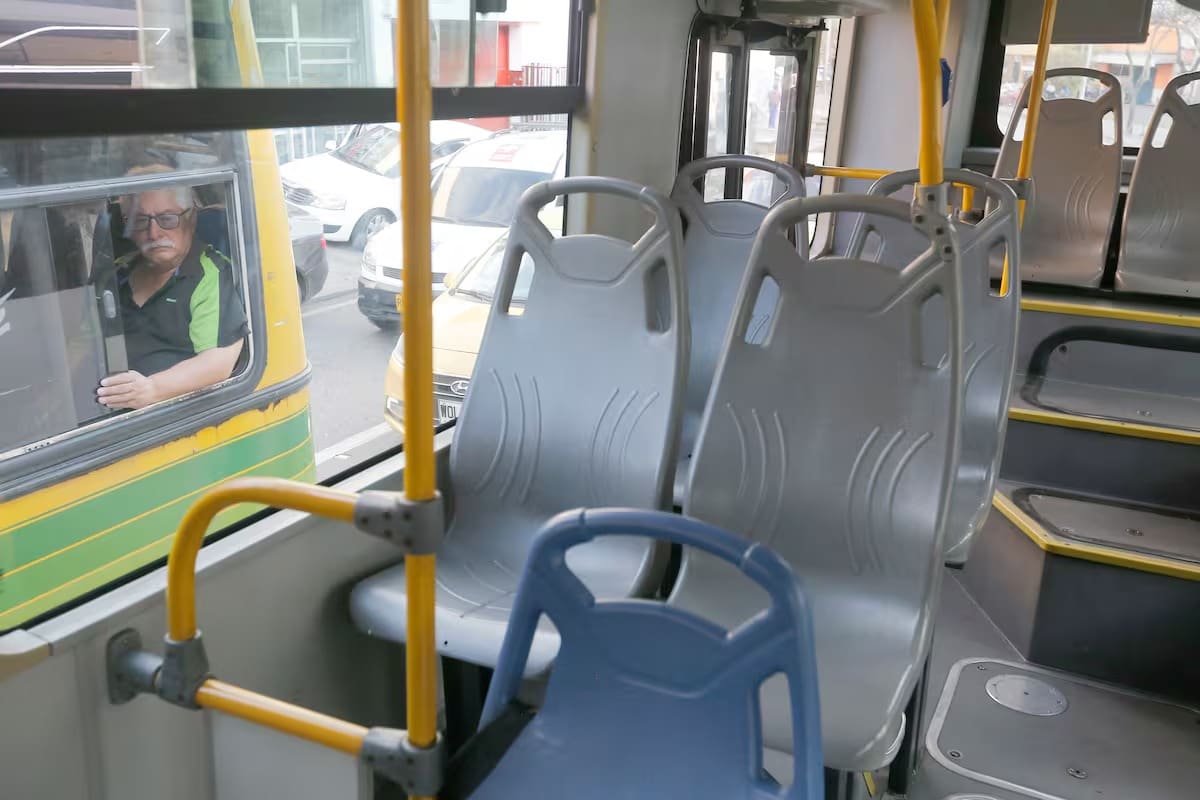 Muy vacíos se ven los nuevos buses del SITME. ¿Se justifica la millonaria inversión en el alquiler de estos vehículos? (Foto: Jaime Moreno / VANGUARDIA)