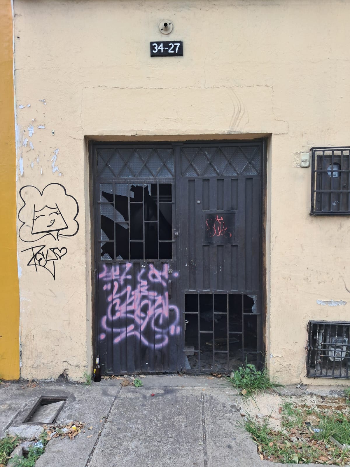 Este predio abandonado se está convirtiendo en un nido de ratas y otras plagas. (Foto suministrada por Javier Aceros / VANGUARDIA)