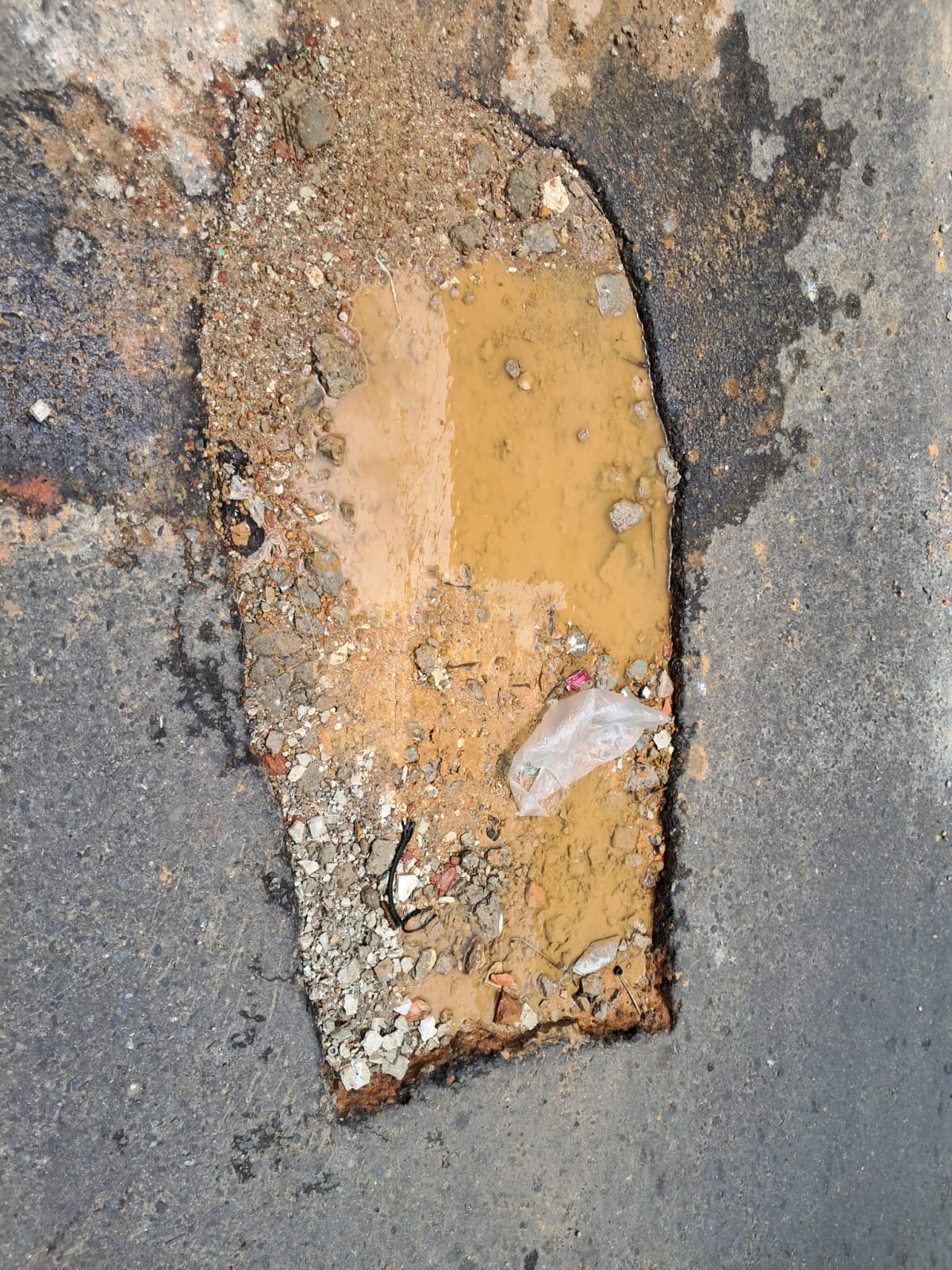 Cuando llueve, el bache se vuelve más peligroso. (Foto suministrada / VANGUARDIA)